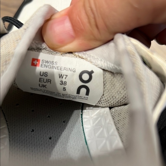 On Cloud shoes women size 7 - Picture 2 of 7